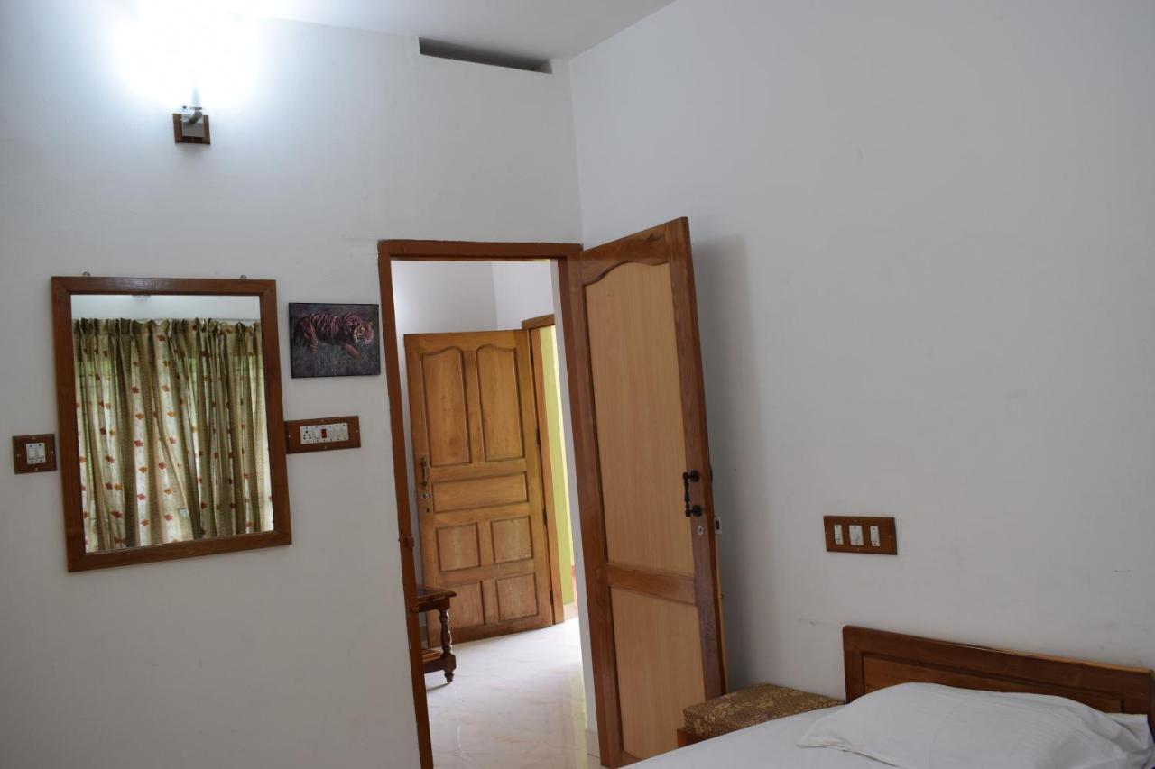 Oriole Homestay Thekkady Buitenkant foto